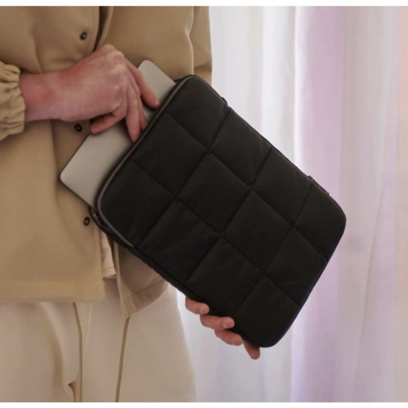 TINNE+MIA Pouzdro na notebook Puffy Senna - black