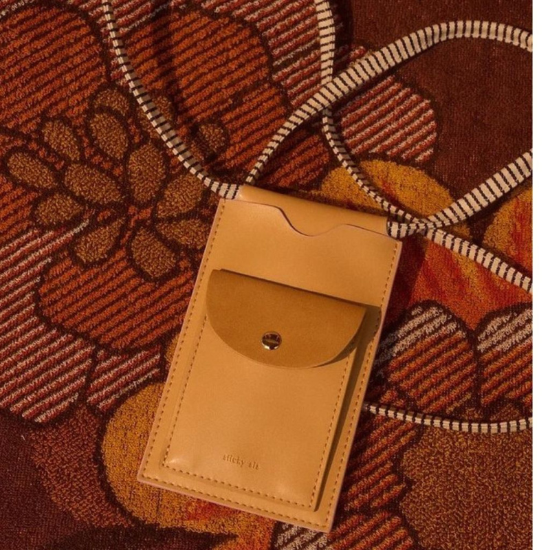 THE STICKY SIS CLUB Taštička na mobil Ton sur ton - affogato beige