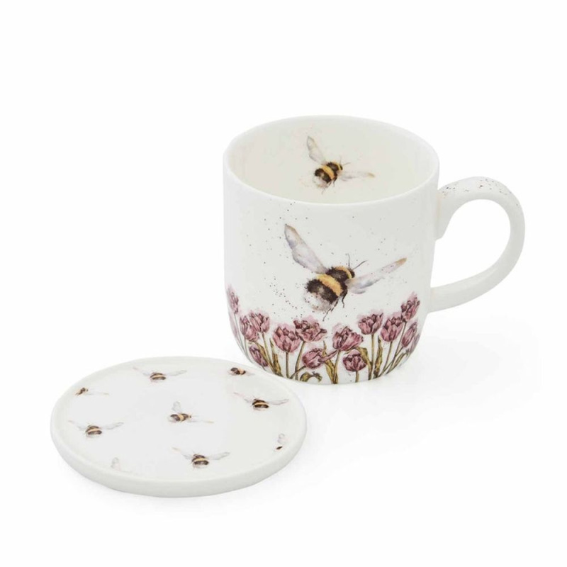 Royal Worcester Porcelánový hrnek s podšálkem Wrendale Designs "Flight of the Bumblebee", 0,31 l - Čmelák