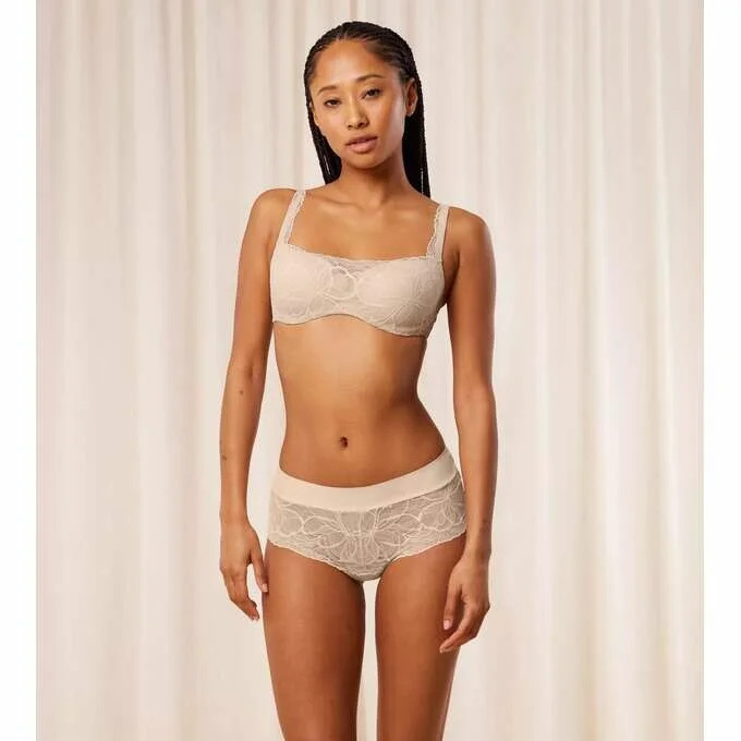 Kalhotky Triumph 10219748 Body Make-Up Illusion Lace Shorty Barva: Béžová, Velikost: 36