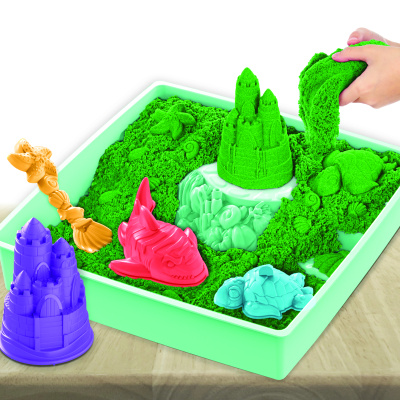 KINETIC SAND KRABICE TEKUTÉHO PÍSKU S PODLOŽKOU ZELENÁ