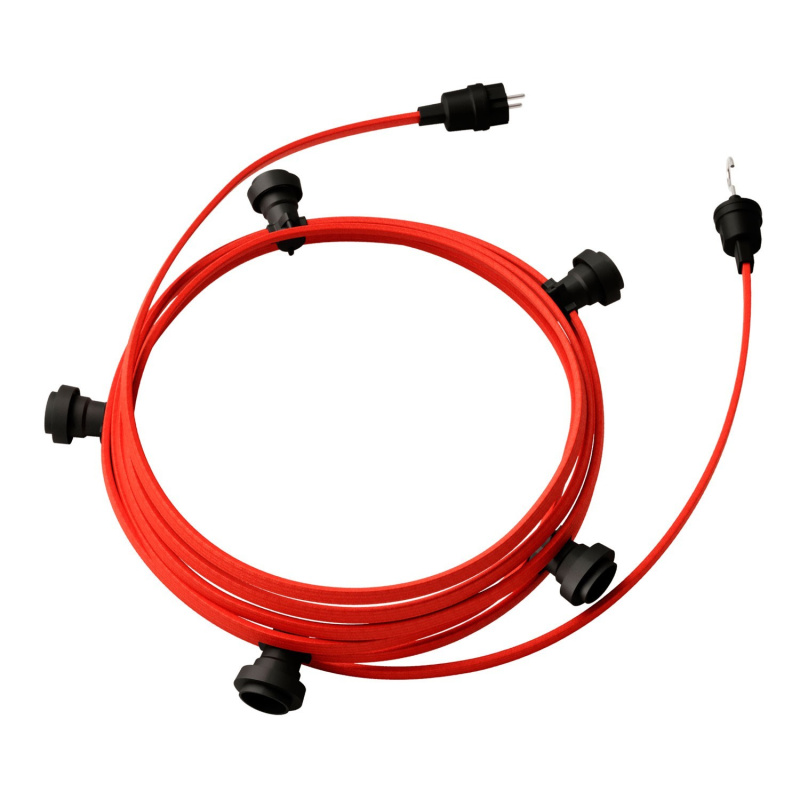 creative cables Hotový světelný řetěz LUMET 7,5 m je sestavený z 5 černých objímek, háčku a zástrčky Barva kabelu: Červená - CM09