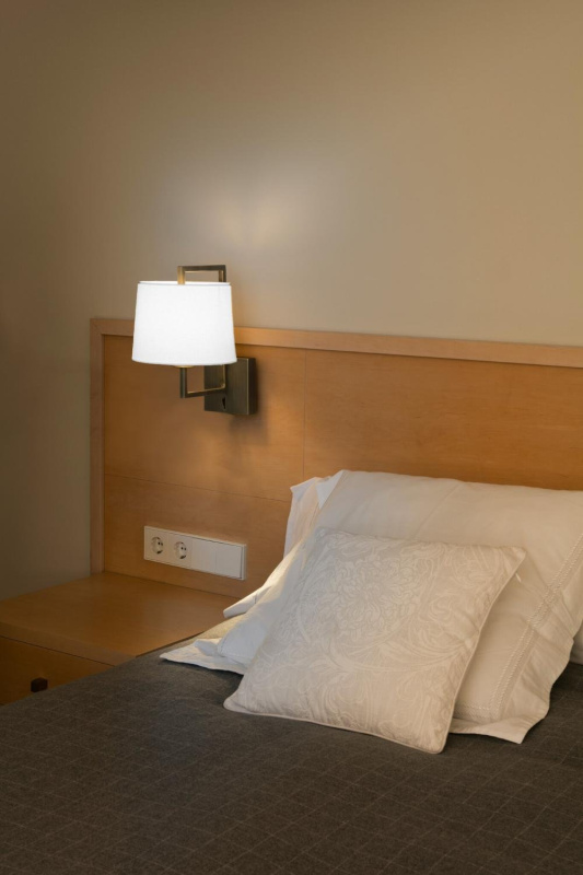 FRAME nástěnná lampa, starozlatá/bílá - FARO