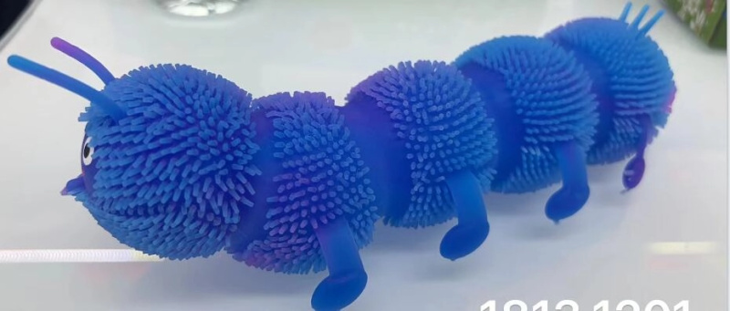 Wiky housenka 23 cm