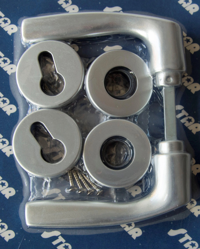 Dveřní kování MONET na rozetě, klika–klika, stříbrný elox