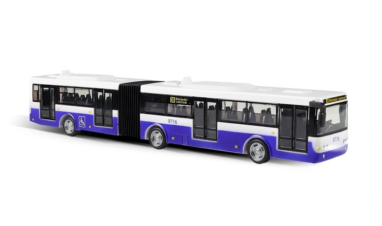 Kloubový autobus hlásící česky