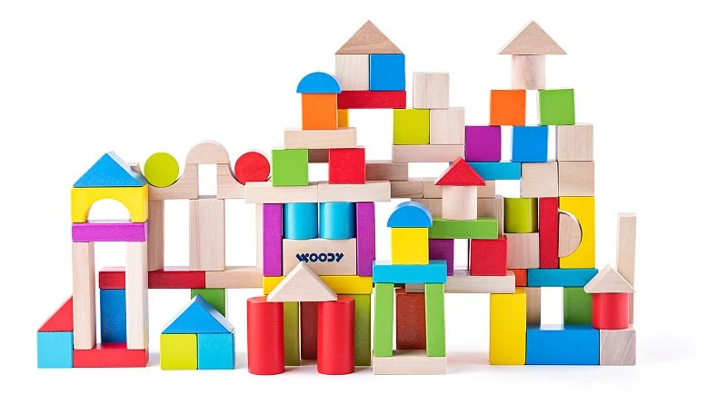 Woody 90905 kostky barevné/natur s prostrkávacím víkem 100 ks