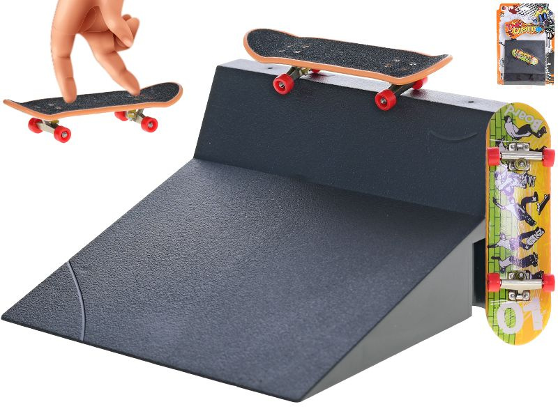 Mikro Skateboard 9,5cm kov s rampou na kartě
