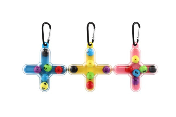 Přívěsek na klíče hlavolam plast 8,5x9cm 3 barvy