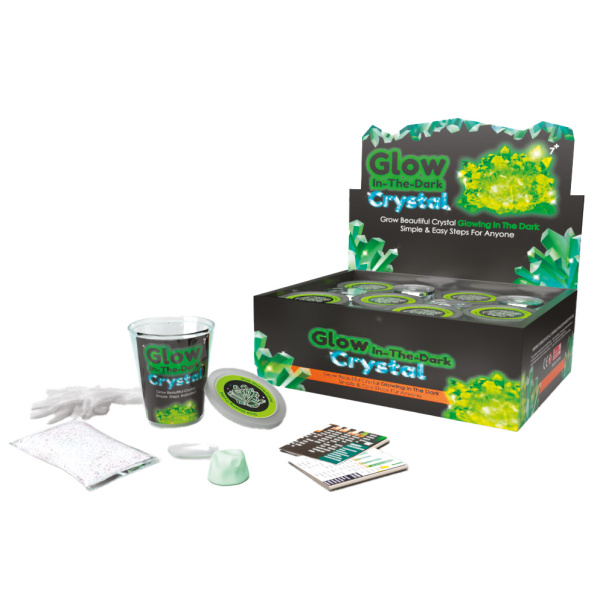 Krystal rostoucí svítící ve tmě