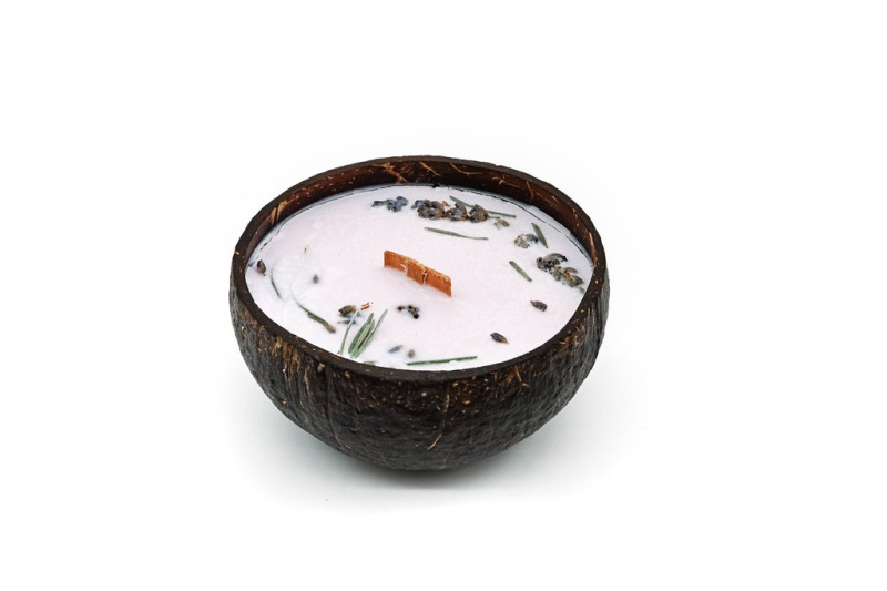 Tropikalia VEGANSKÁ SVÍČKA V KOKOSU Vůně: LAVENDER