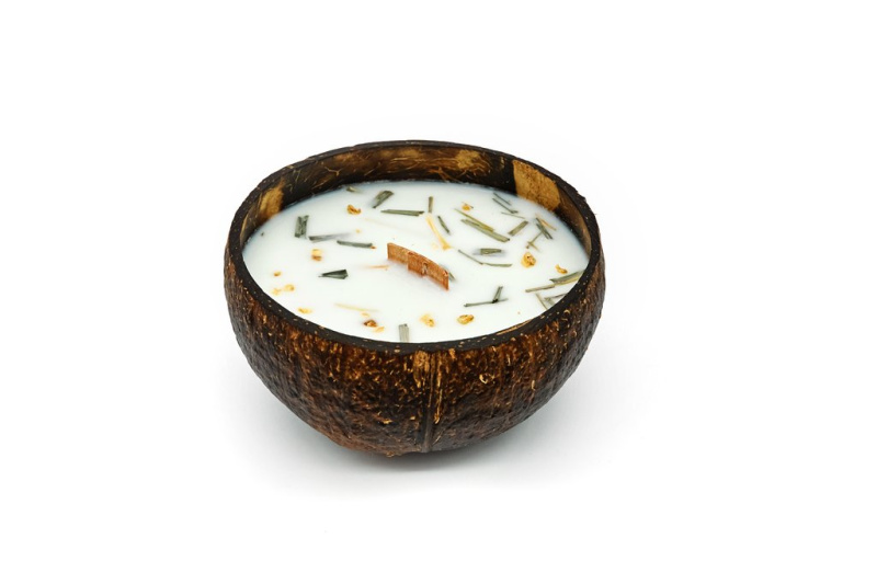 Tropikalia VEGANSKÁ SVÍČKA V KOKOSU Vůně: LEMONGRASS & GINGER