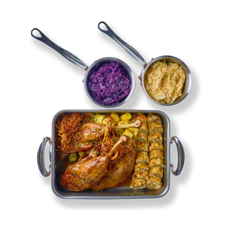 Cibule Bistro Kachní stehna se dvěma druhy zelí s karlovarskými knedlíky a s bramborovými špalíčky