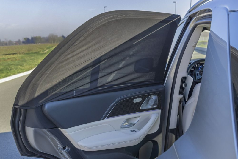 Zopa nasunovací sluneční clona do auta M, černá