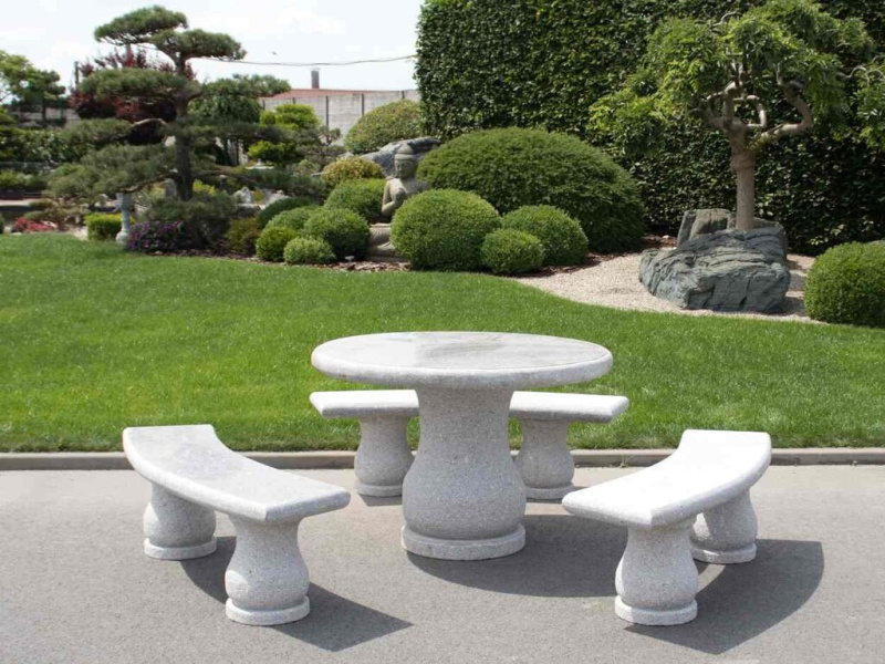 Žulový stolek se třemi lavicemi - hladký lem