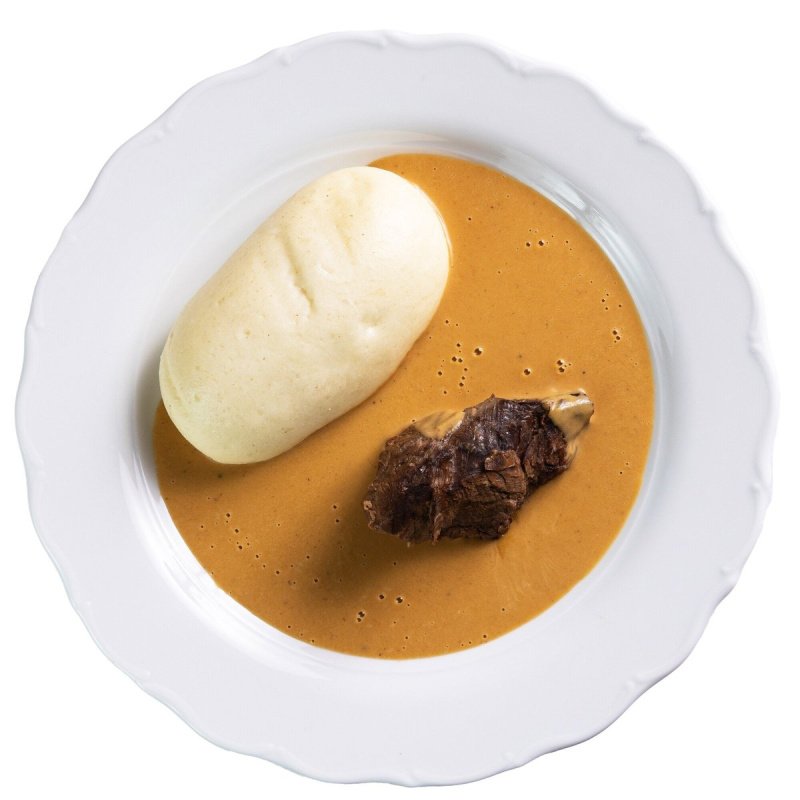 Hovězí maso se svíčkovou omáčkou a houskovým knedlíkem z restaurace Kuchyň