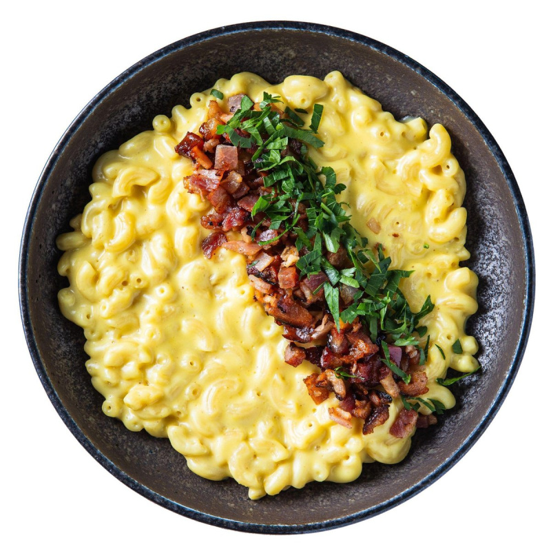 Mac & Cheese s uzeným masem a pažitkou ze Spojky Karlín