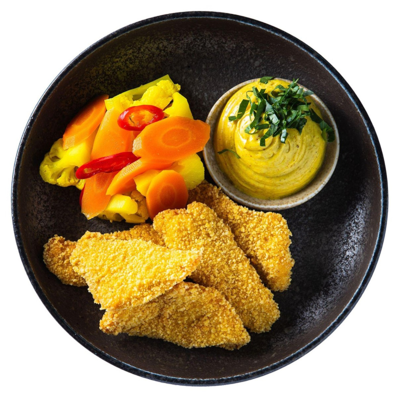 Smažené indické kuře s nakládanou zeleninou a curry majonézou ze Spojky Karlín