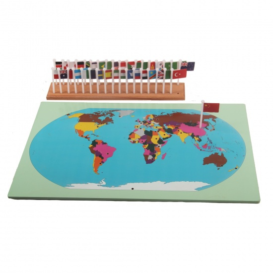 Montessori Svět - mapa s vlajkami na stojánku