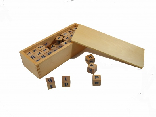 Kostky s abecedou v krabičce Montessori