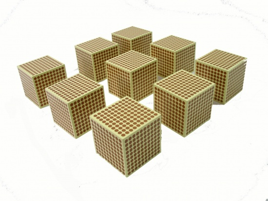 Devět dřevěných krychlí znázorňující 1000 Montessori