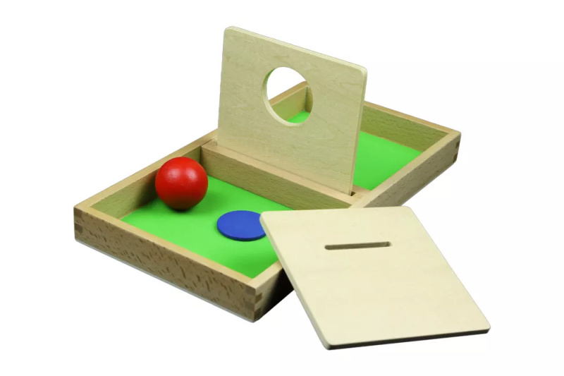 Deska s otvorem k prostrkávání míčku a disku Montessori