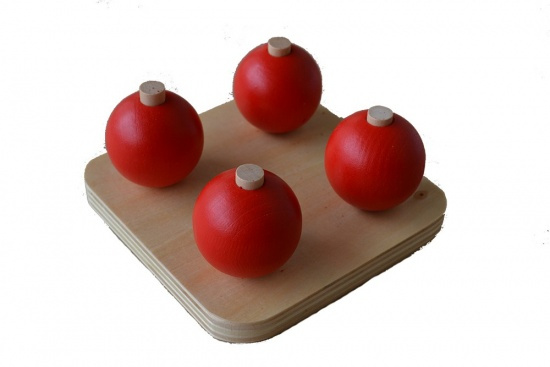 Dřevěné koule na kolících - červené Montessori