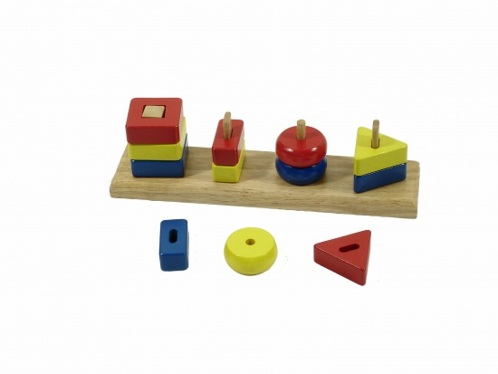 Cihly s různými tvary uvnitř Montessori