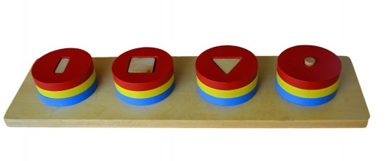 Barevné kruhové cihly s různými tvary uvnitř Montessori