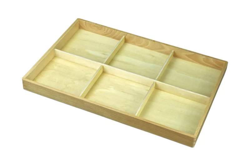 Tác ke geometrické komodě Montessori