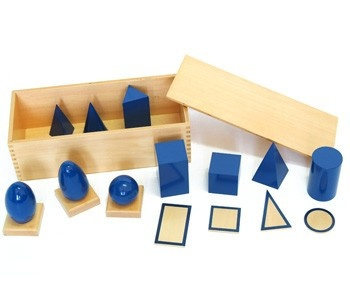 Geometrická tělesa s podstavci a krabicí Montessori