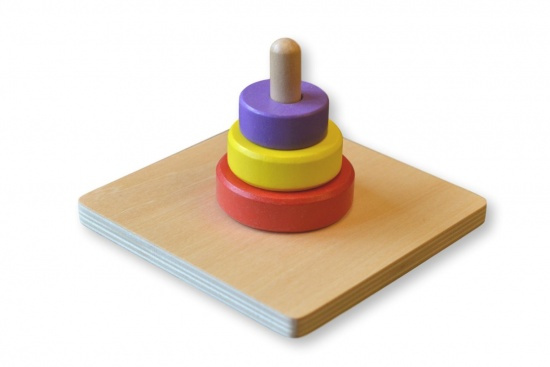 Tři barevné kruhy na kolíku Montessori