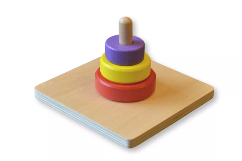 Tři barevné kruhy na kolíku Montessori