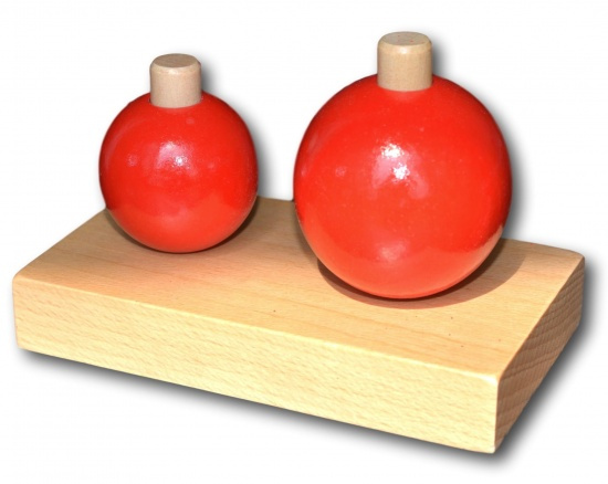 Dvě červené koule Montessori