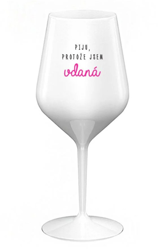 PIJU, PROTOŽE JSEM VDANÁ - bílá nerozbitná sklenice na víno 470 ml