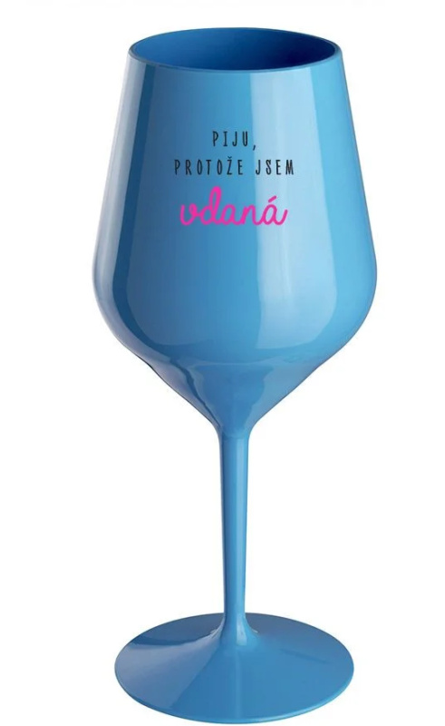 PIJU, PROTOŽE JSEM VDANÁ - modrá nerozbitná sklenice na víno 470 ml