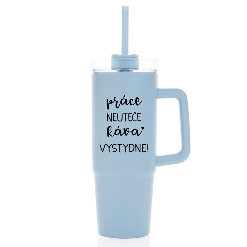PRÁCE NEUTEČE, KÁVA VYSTYDNE! - světle modrý cestovní termohrnek s průhledným víčkem 900 ml
