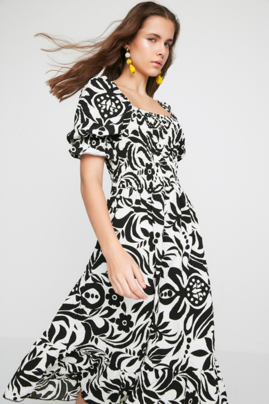 Trendyol Limitovaná edice černých tkaných vzorovaných Gimped Midi tkaných šatů