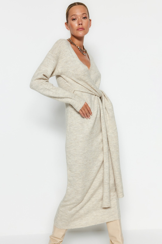 Trendyol kamenné maxi pletené šaty s dvouřadým límcem a páskem