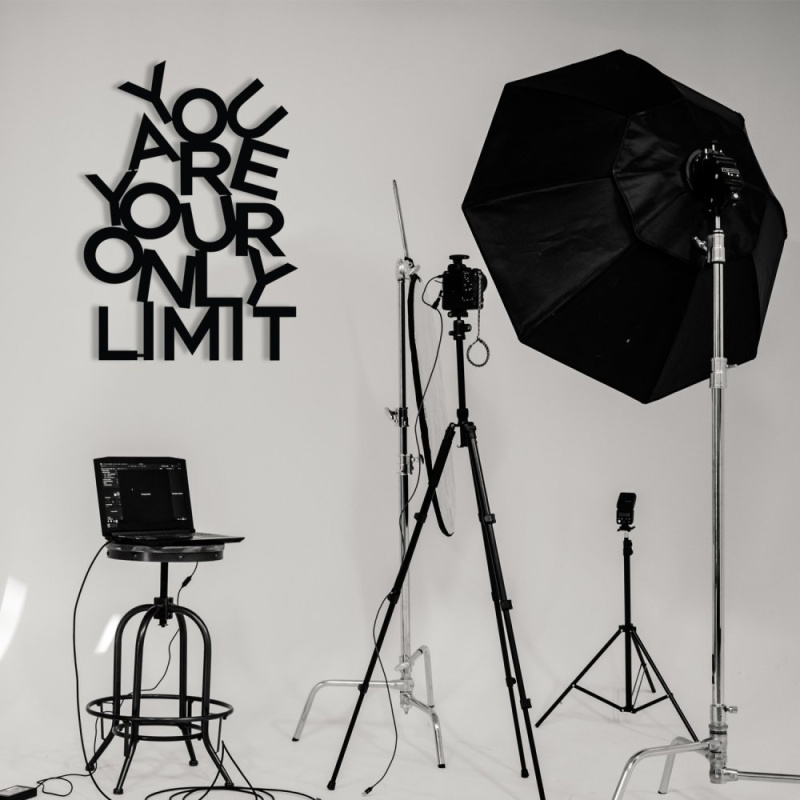 Dekorativní kovový doplněk na zeď Limit