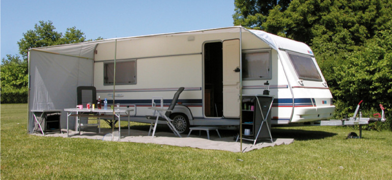 Eurotrail Univerzální přístřešek s boční stěnou, hloubka 2,4m Délka: 900cm