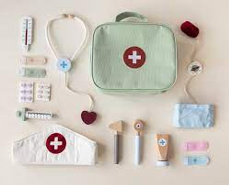 Little Dutch Doctor's Bag Playset sada hraček ze dřeva 12 ks