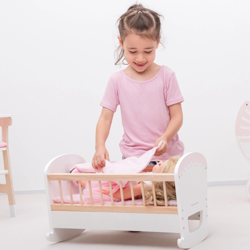 New Classic Toys Dřevěná kolébka pro panenky s matrací polštářem a přikrývkou