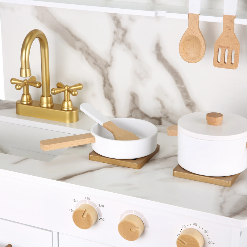 Dřevěná kuchyňka pro děti – bílá s mramorovým designem