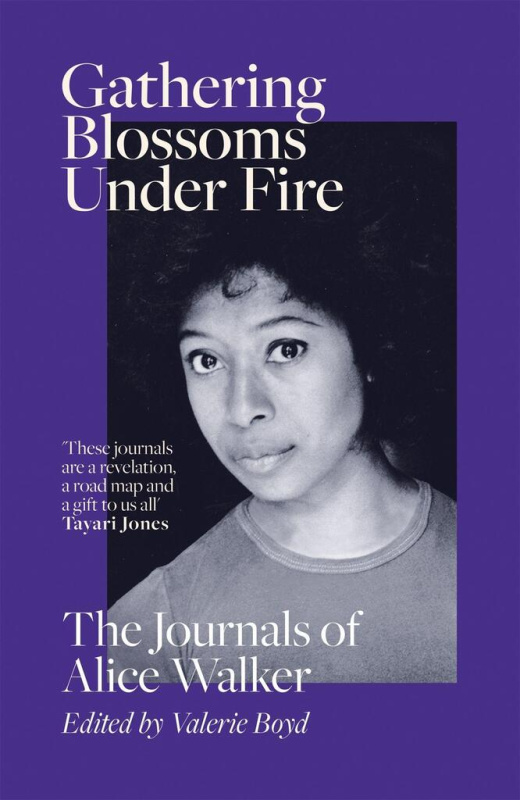 Gathering Blossoms Under Fire (The Journals of Alice Walker) - kniha z kategorie Autobiografie
