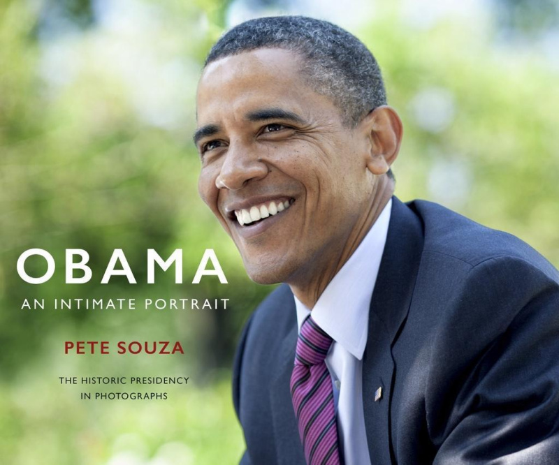 Obama: An Intimate Portrait (The Historic Presidency in Photographs) - kniha z kategorie
