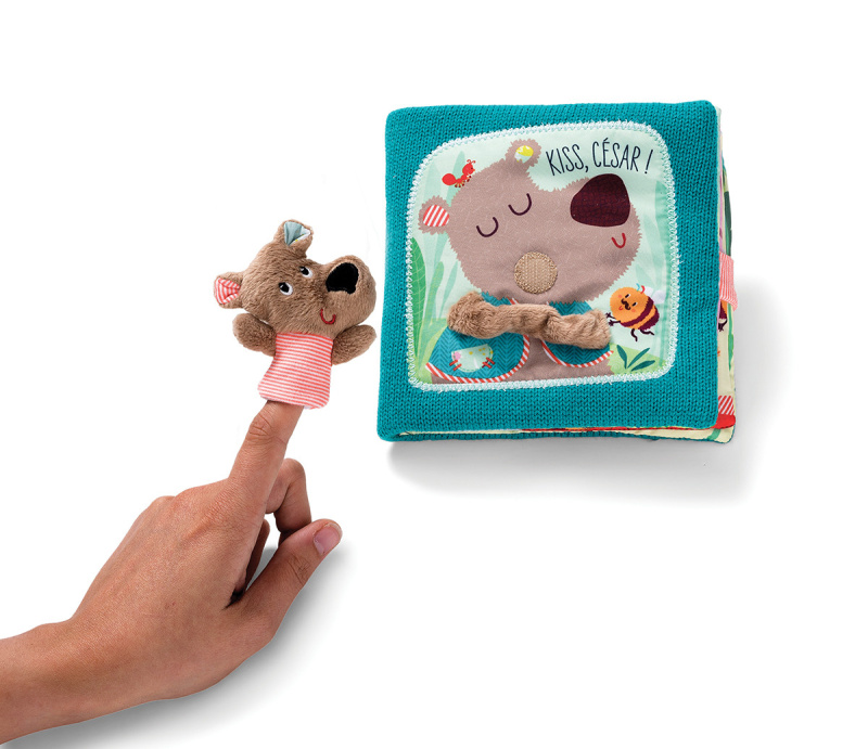 Lilliputiens Textilní knížka Medvěd Caesar s náprstkem 86863