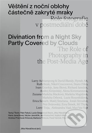 Věštění z noční oblohy částečně zakryté mraky. Role fotografie v postmediální době